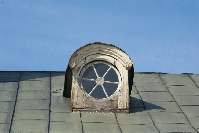 Рига. Собор Петра и Павла. архитектурные детали, Окно храма на крыше.