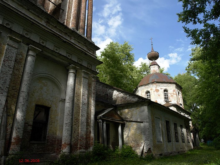Церковь Троицы Живоначальной, Красное (Некоузский район, Ярославская область). фасады