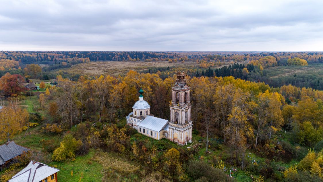 Церковь Троицы Живоначальной, Красное (Некоузский район, Ярославская область). общий вид в ландшафте