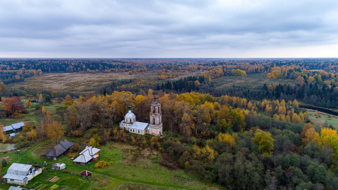 Церковь Троицы Живоначальной, Красное (Некоузский район, Ярославская область). общий вид в ландшафте