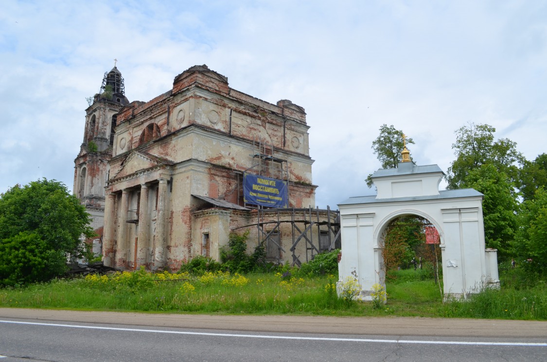 Николо-Корма. Церковь Николая Чудотворца. фасады, Вид на церковь с дороги