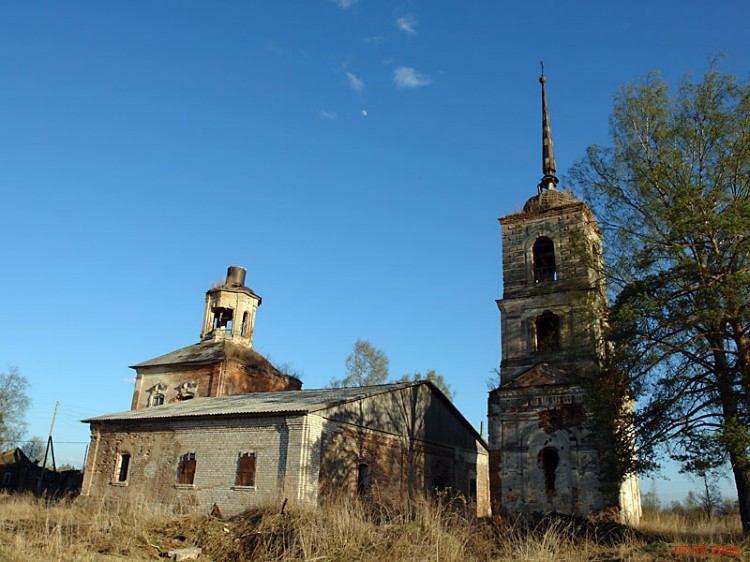 Луги. Церковь Троицы Живоначальной. фасады