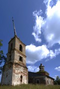 Церковь Троицы Живоначальной, Шпиль колокольни за последние годы накренился.<br>, Луги, Андреапольский район, Тверская область