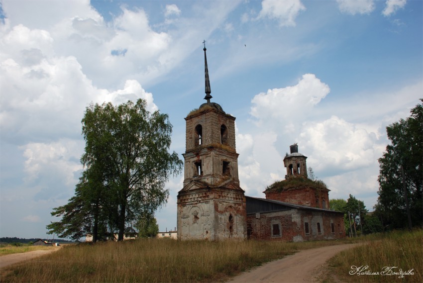 Луги. Церковь Троицы Живоначальной. общий вид в ландшафте