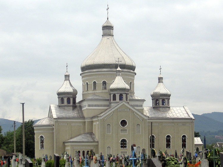 Церковь Успения Пресвятой Богородицы, Косов (Косовский район, Украина, Ивано-Франковская область). общий вид в ландшафте