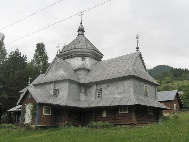 Церковь Рождества Пресвятой Богородицы, Криворовня (Верховинский район, Украина, Ивано-Франковская область). общий вид в ландшафте