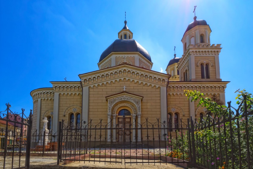 Черновцы. Церковь Параскевы Сербской. общий вид в ландшафте