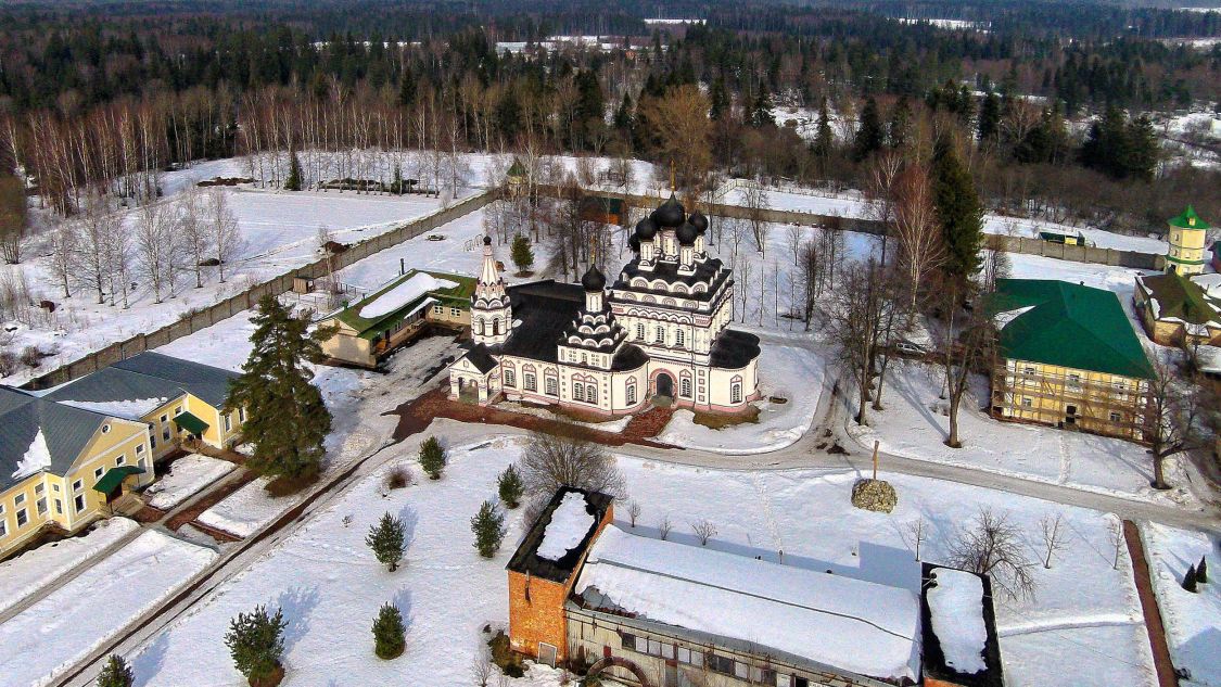 Троицкий Александро-Невский монастырь. Собор Александра Невского, Акатово (Клинский городской округ, Московская область). общий вид в ландшафте