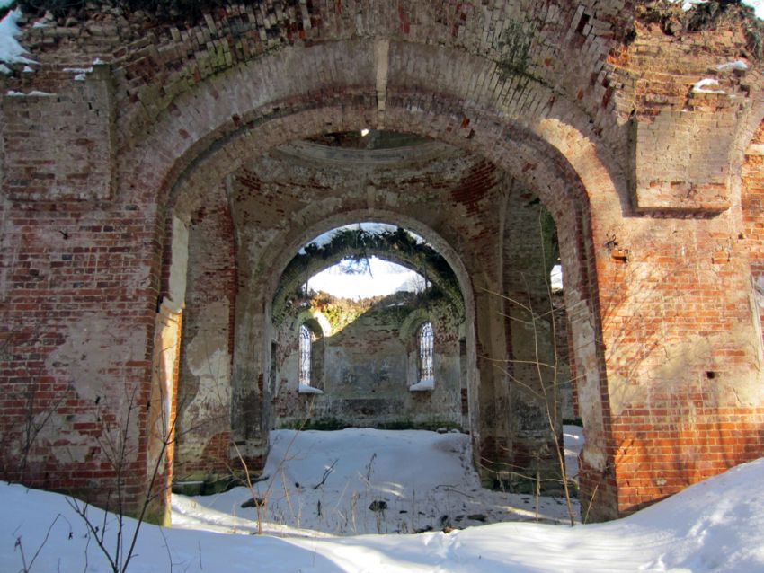 Церковь Троицы Живоначальной, Казнаково (Старицкий район, Тверская область). интерьер и убранство, Центральная часть основного объема