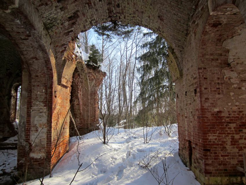 Казнаково. Церковь Троицы Живоначальной. архитектурные детали, Разрушения южной стороны трапезной