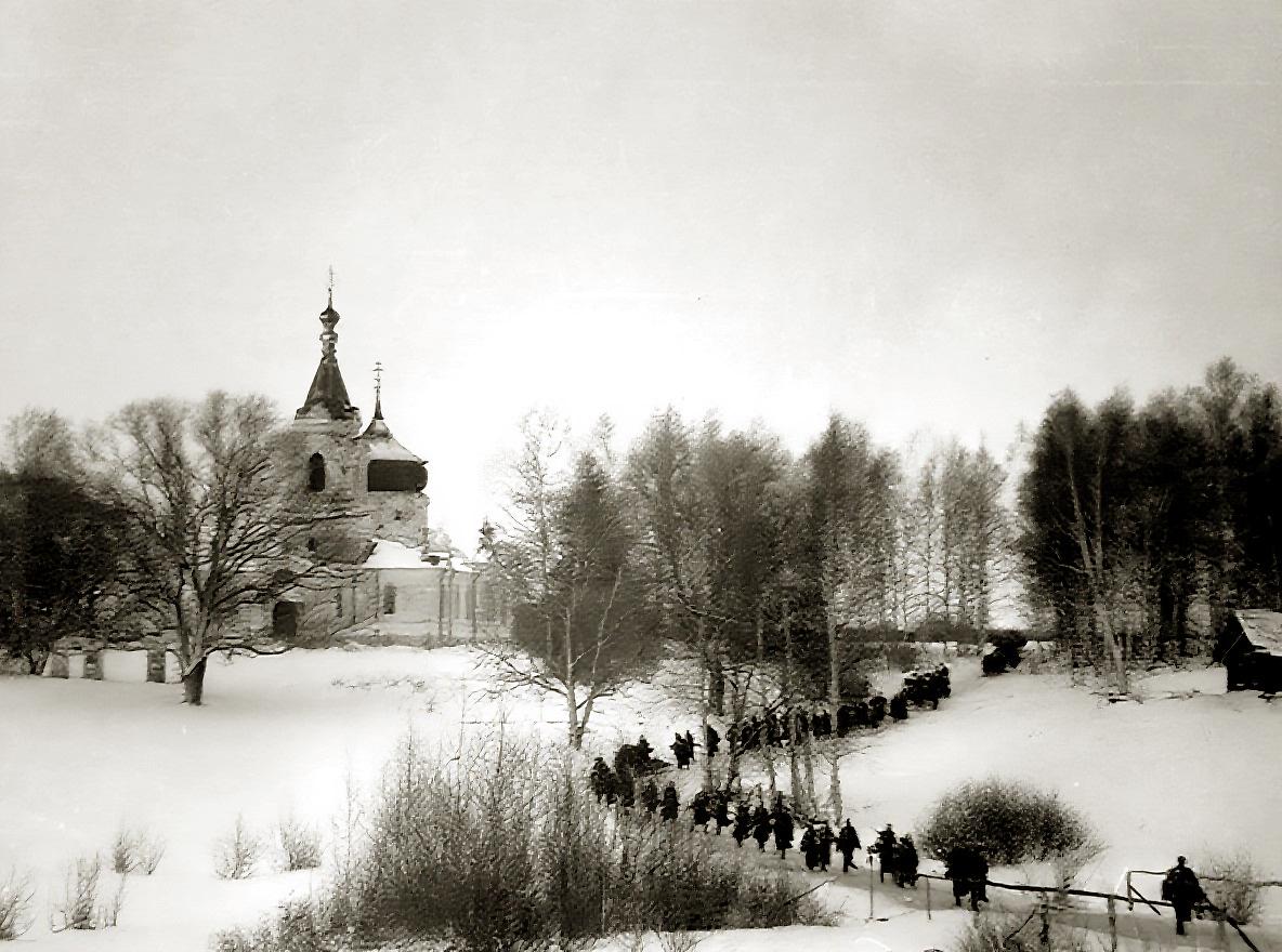 Храм в ландшафте села. Фото 1941 г. с аукциона e-bay.de, архивная фотография. Церковь Троицы Живоначальной, Казнаково (Старицкий район, Тверская область)