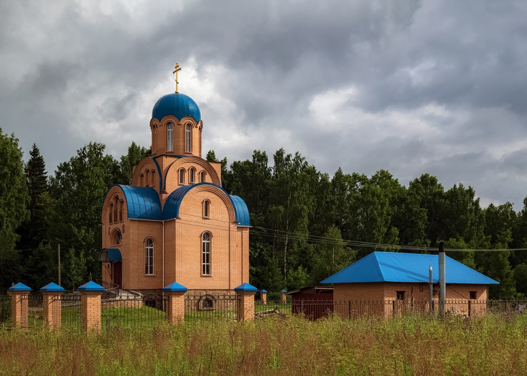 Церковь Успения Пресвятой Богородицы, Кобрино (Гатчинский район, Ленинградская область). общий вид в ландшафте