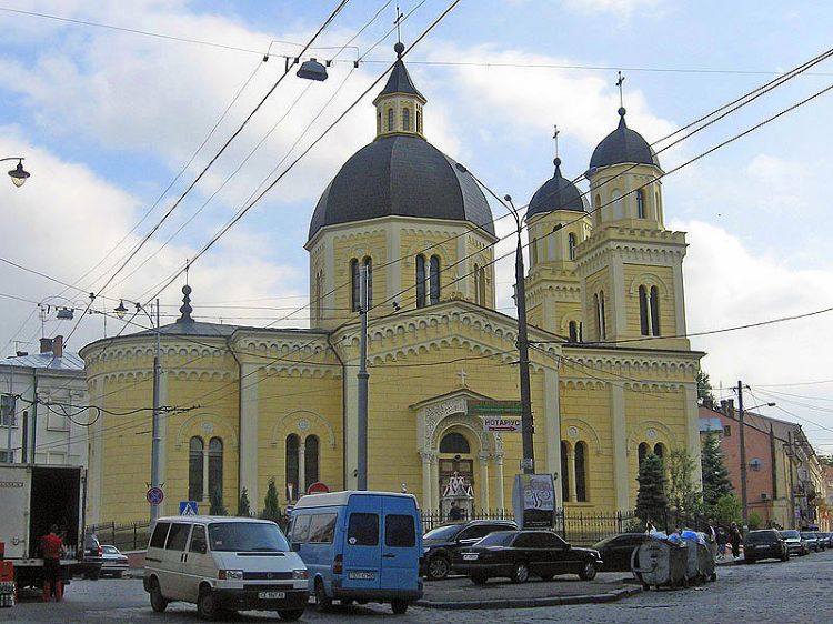 Черновцы. Церковь Параскевы Сербской. общий вид в ландшафте