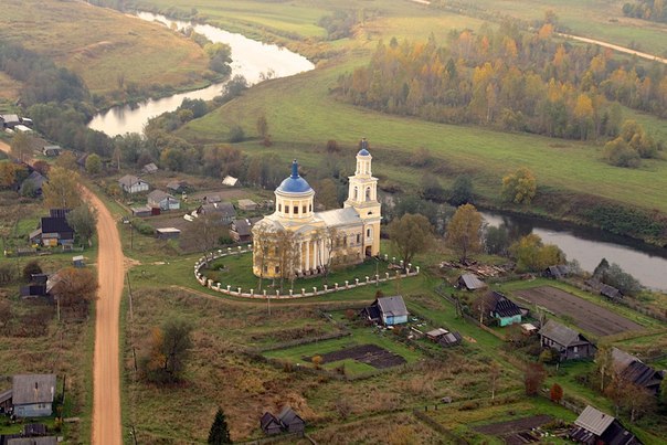 Церковь Воскресения Словущего, Сельцо-Карельское (Удомельский городской округ, Тверская область). общий вид в ландшафте, С вертолета. Я не знаю точной даты съемки. Слева дорога еще грунтовая. Асфальт закатали в 2011.