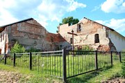 Успенская Флорищева мужская пустынь. Церковь Зосимы и Савватия, Месторасположение разрушенной в середине 20-го века церкви Зосимы и Савватия чудотворцев Соловецких. За забором виден заросший фундамент.<br>, Фролищи, Володарский район, Нижегородская область