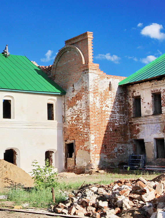 Успенская Флорищева мужская пустынь. Церковь Зосимы и Савватия, Фролищи (Володарский район, Нижегородская область). фасады, Сохранившийся фрагмент стены (северо-запад) больничной церкви Зосимы и Савватия.