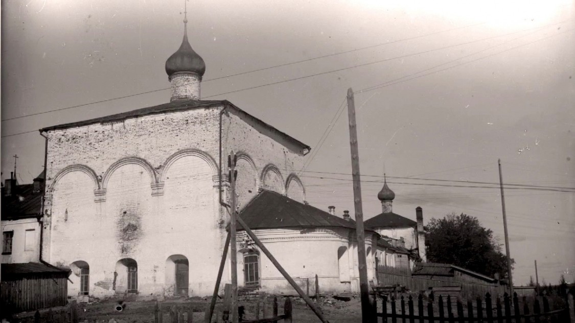 Успенская Флорищева мужская пустынь. Церковь Зосимы и Савватия, Фролищи (Володарский район, Нижегородская область). архивная фотография, Кадр из фильма: http://vyksa-eparhia.ru/video/svyato-uspenskaya_floriweva_pustyn_2015_g/