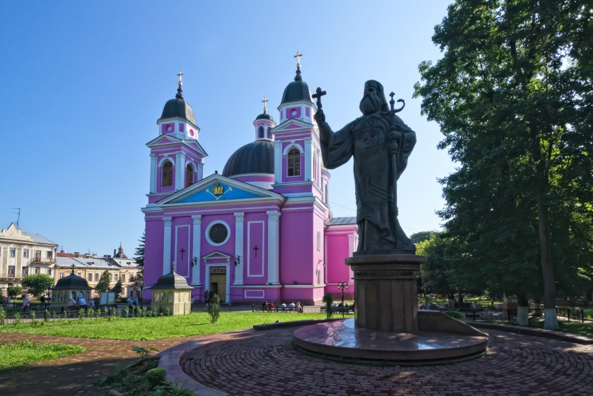 Черновцы. Кафедральный собор Сошествия Святого Духа. общий вид в ландшафте