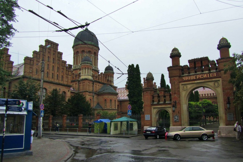 Черновцы. Церковь Трех Святителей. общий вид в ландшафте, вид с перекрестка Университетской и Коцюбинского
