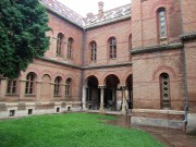 Церковь Трех Святителей, внутренний двор корпуса б. митрополичьей резиденции с церковью Святого Духа (справа)<br>, Черновцы, Черновицкий район, Украина, Черновицкая область