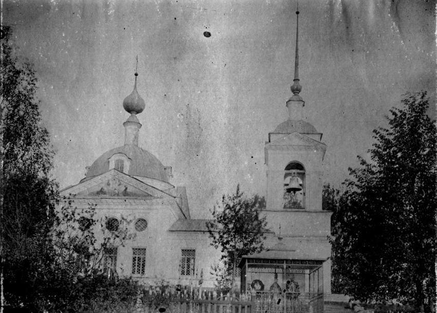 Церковь Преображения Господня, Петровское (Ростовский район, Ярославская область). архивная фотография, Фото начала ХХ века из семейного альбома Е.В. Вичутинской (Москва). На переднем плане - металлическая беседка над захоронениями купцов Устиновых.