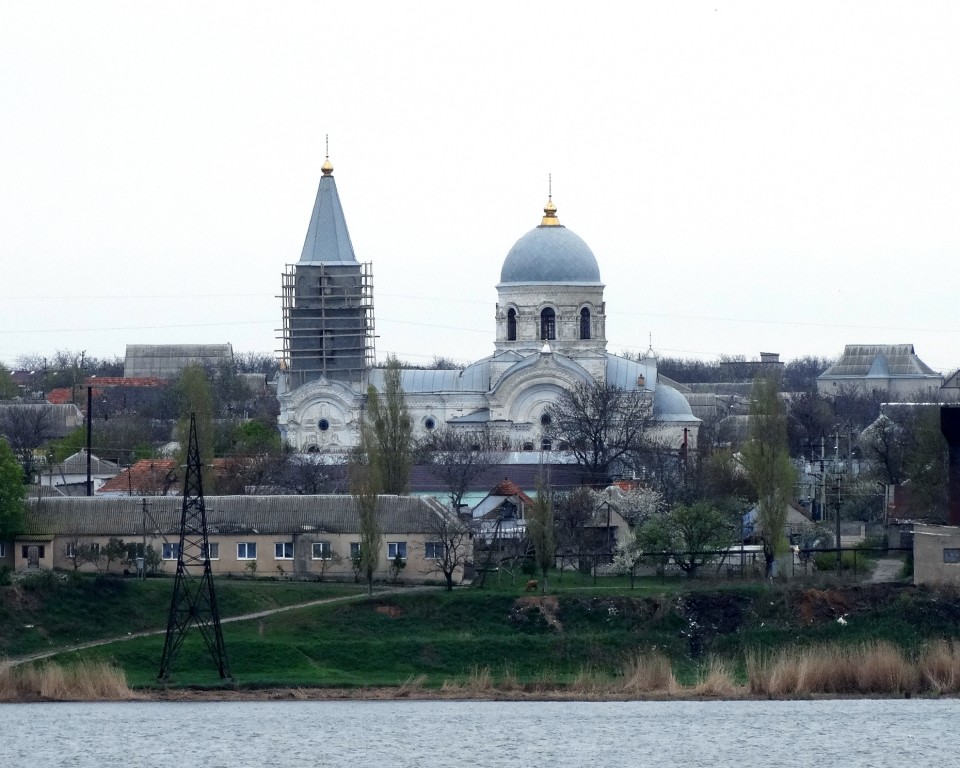 Николаев. Церковь Петра и Павла в Матвеевке. общий вид в ландшафте