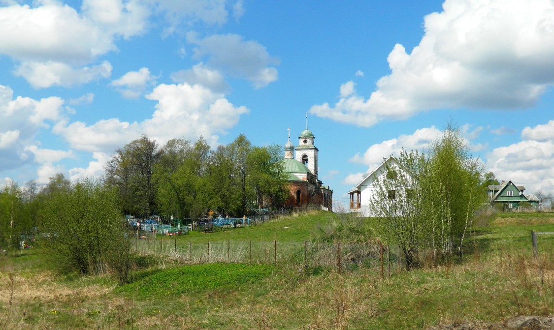 Церковь Николая Чудотворца, Матрёнино (Волоколамский городской округ, Московская область). общий вид в ландшафте