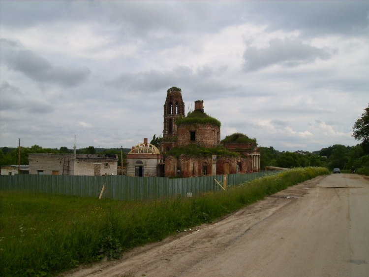 Храмовый комплекс. Церкви Николая Чудотворца и Успения Пресвятой Богородицы, Грабцево (Ферзиковский район, Калужская область). общий вид в ландшафте
