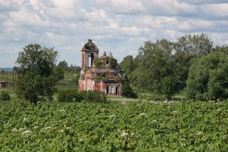 Церковь Покрова Пресвятой Богородицы, Малая Брембола (Переславский район и г. Переславль-Залесский, Ярославская область). общий вид в ландшафте