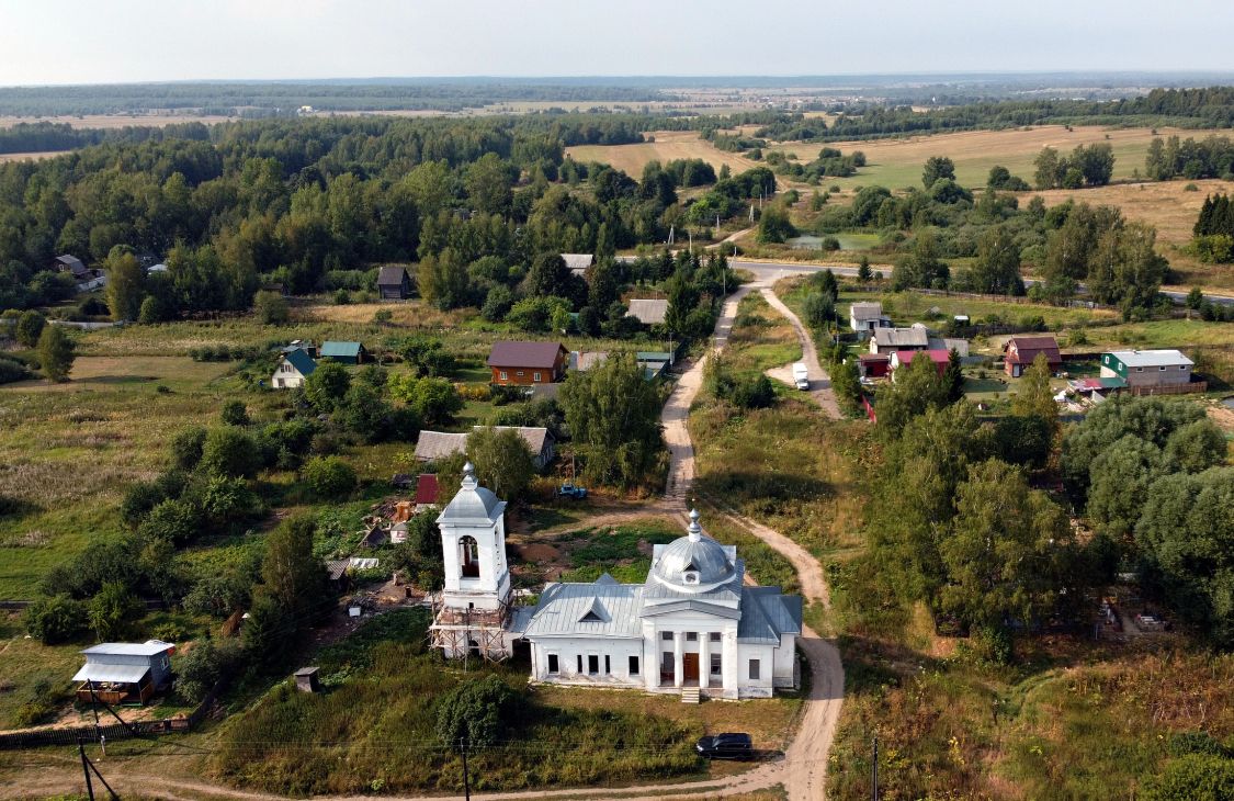 Церковь Покрова Пресвятой Богородицы, Малая Брембола (Переславский район и г. Переславль-Залесский, Ярославская область). общий вид в ландшафте