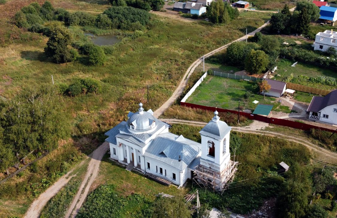 Малая Брембола. Церковь Покрова Пресвятой Богородицы. общий вид в ландшафте