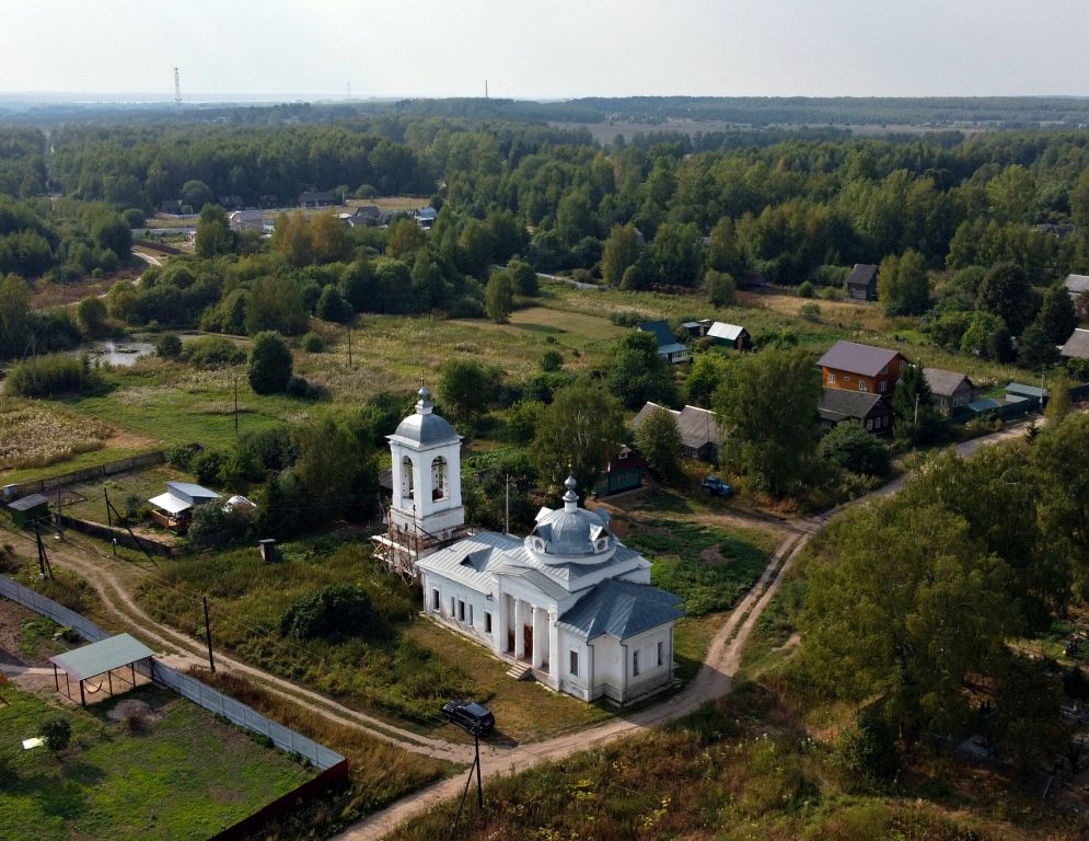 Церковь Покрова Пресвятой Богородицы, Малая Брембола (Переславский район и г. Переславль-Залесский, Ярославская область). общий вид в ландшафте