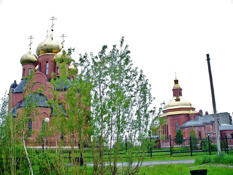 Нефтеюганск. Церковь Сошествия Святого Духа. общий вид в ландшафте