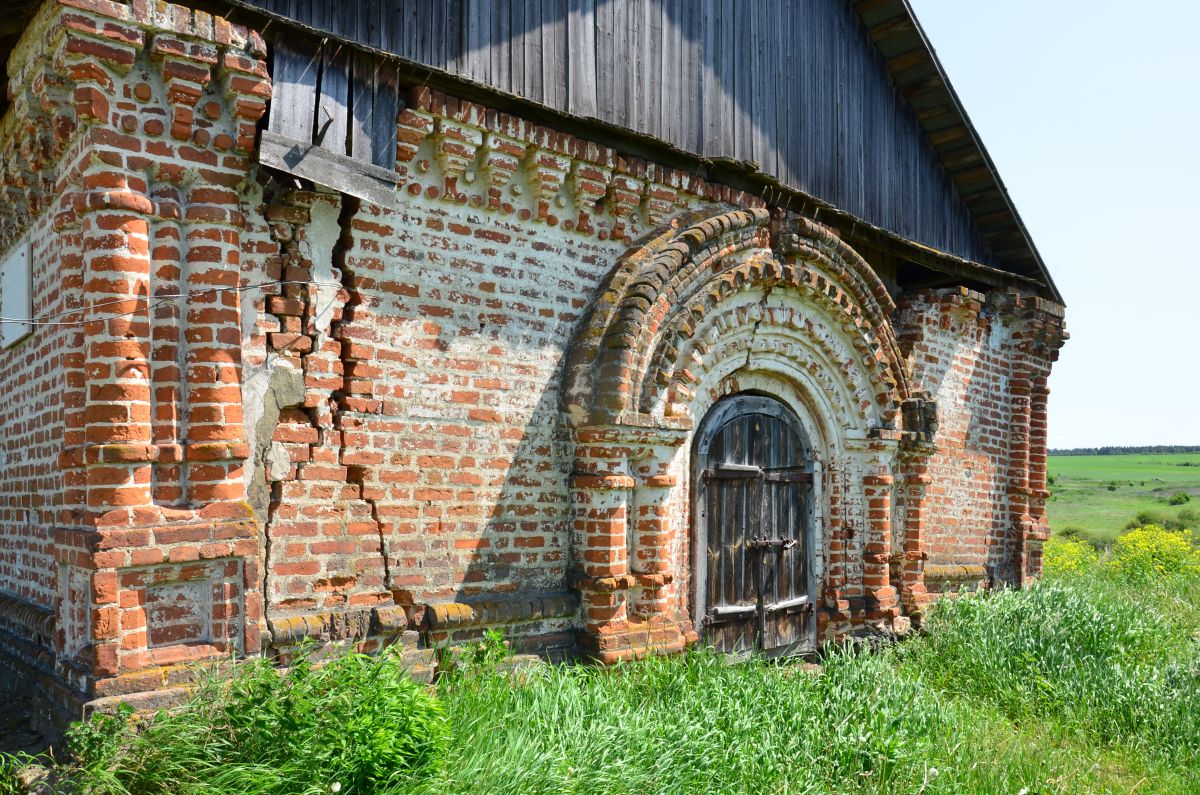 Церковь Димитрия Солунского, Морево (Дмитровский район, Орловская область). архитектурные детали, Фрагмент западного фасада