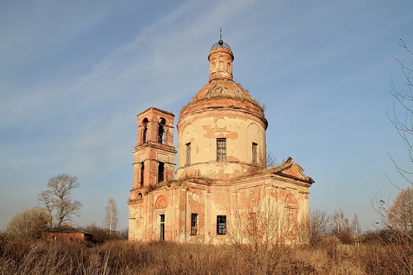 Церковь Покрова Пресвятой Богородицы, Покровское (Мосальский район, Калужская область). общий вид в ландшафте