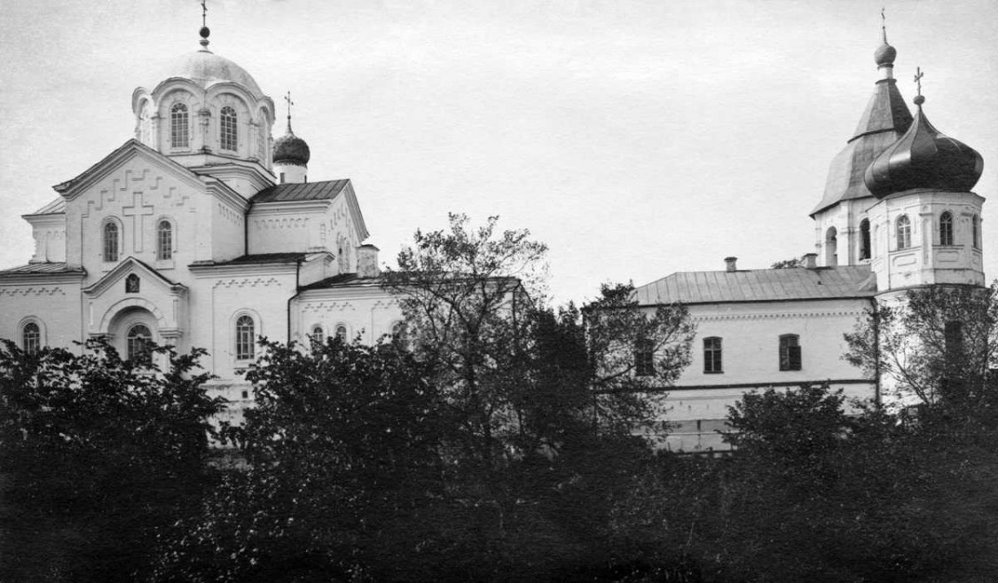Рождества Пресвятой Богородицы Молченский женский монастырь, Путивль (Конотопский район, Украина, Сумская область). архивная фотография, Слева – церковь св. Иоанна Предтечи, справа на дальнем плане – колокольня, перед ней - трапезная церковь. Фото Стефана Андреевича Таранушенко и Павла Жолтовского из экспедиции Харьковского музея украинского искусства, 1920-е г.г. Адрес хранения: Институт рукописи Национальной библиотеки Украины им. И. Вернадского
