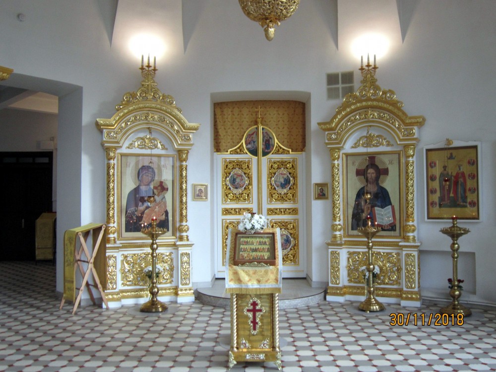 Церковь Николая и Александры, царственных страстотерпцев при Государственной педиатрической медицинской академии, Выборгский район (Санкт-Петербург, г. Санкт-Петербург). интерьер и убранство, Иконостас церкви свв. страстотерпцев царя Николая и царицы Александры.