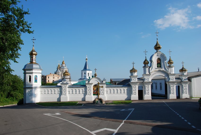 Рождества Пресвятой Богородицы Молченский женский монастырь, Путивль (Конотопский район, Украина, Сумская область). общий вид в ландшафте