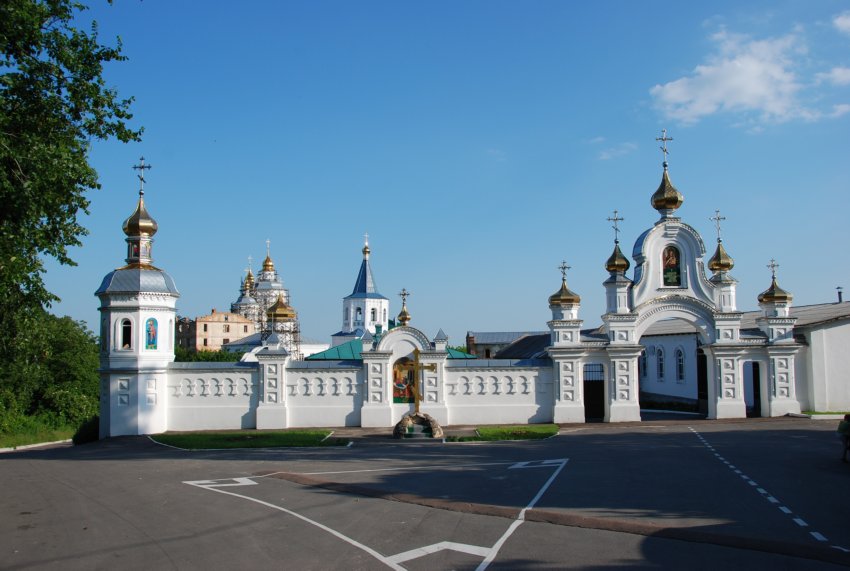 Путивль. Рождества Пресвятой Богородицы Молчанский женский монастырь. общий вид в ландшафте