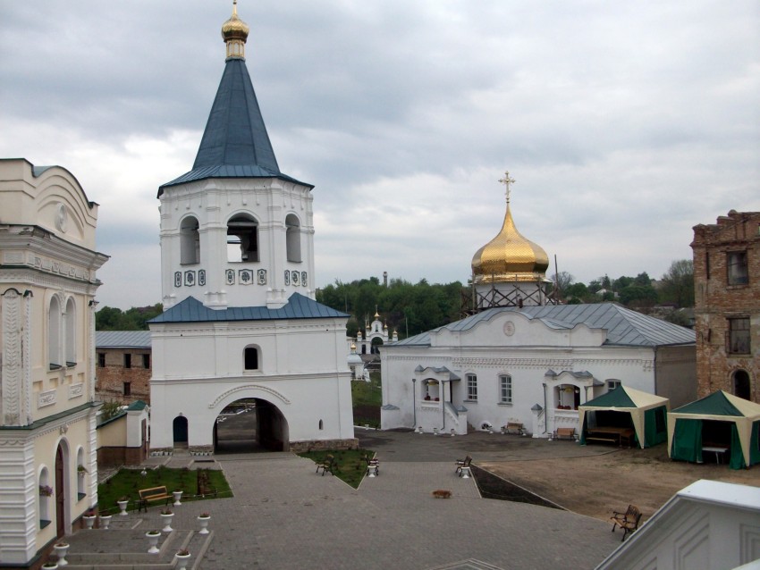 Рождества Пресвятой Богородицы Молченский женский монастырь, Путивль (Конотопский район, Украина, Сумская область). общий вид в ландшафте
