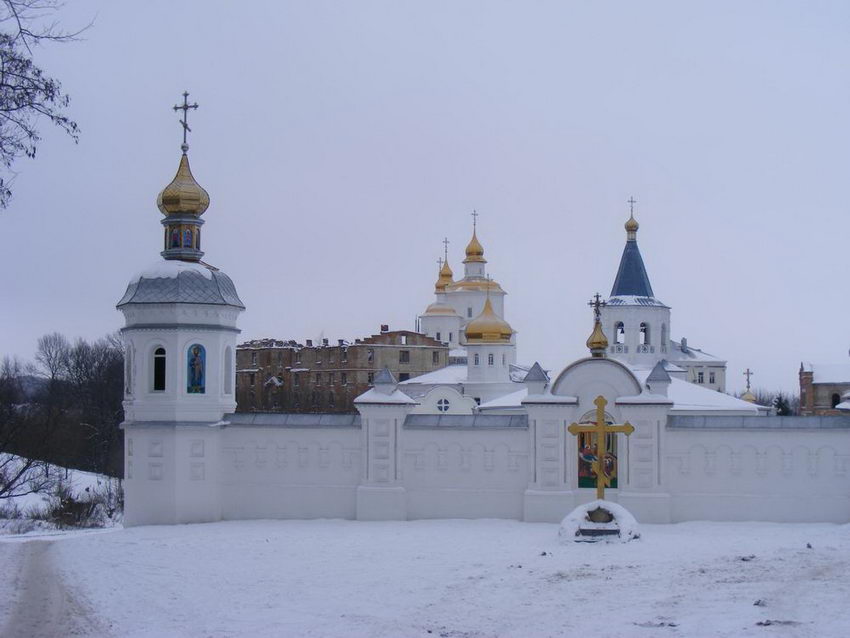 Путивль. Рождества Пресвятой Богородицы Молчанский женский монастырь. общий вид в ландшафте