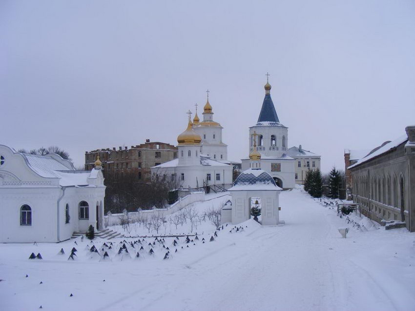 Путивль. Рождества Пресвятой Богородицы Молчанский женский монастырь. общий вид в ландшафте