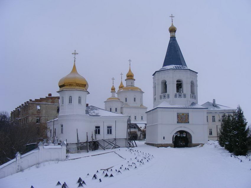 Путивль. Рождества Пресвятой Богородицы Молчанский женский монастырь. общий вид в ландшафте