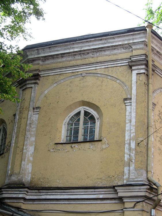 Рига. Церковь Алексия, человека Божия. архитектурные детали, Фрагмент фасада алтарной части.