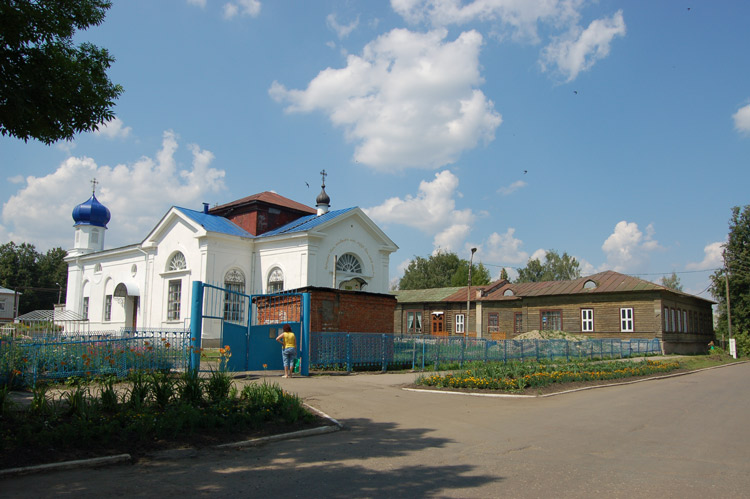 Церковь Иверской иконы Божией Матери, Алатырь (Алатырский район и г. Алатырь, Республика Чувашия). общий вид в ландшафте, Храм, выстроенный при земской больнице г. Алатыря, на снимке справа, знаменит еще и своим настоятелем отцом Василием (Пьер Паскье), французом, ставшим православным священником, переехавшим в Россию и принявшим гражданство РФ.