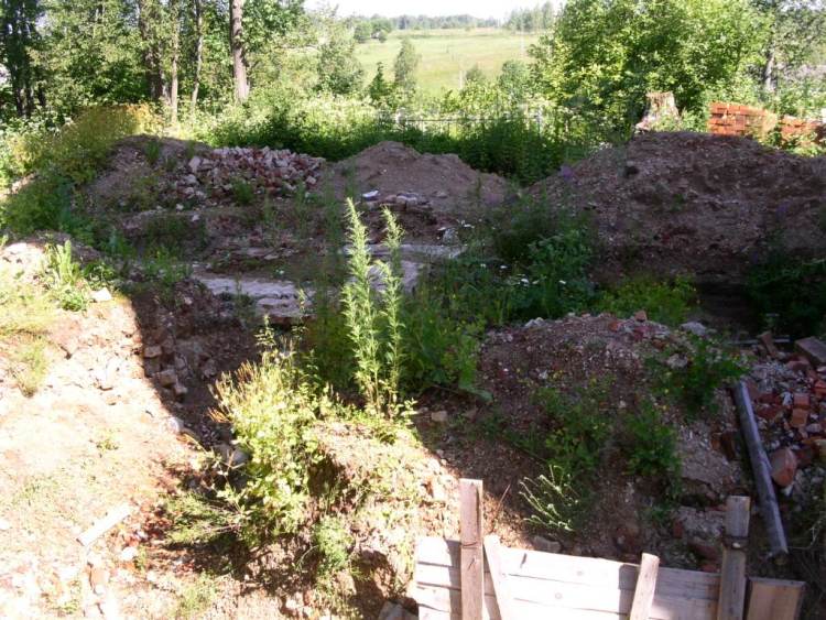 Церковь Смоленской иконы Божией Матери (Одигитрии), Богородицкое (Вяземский район, Смоленская область). дополнительная информация, остатки фундамента колокольни