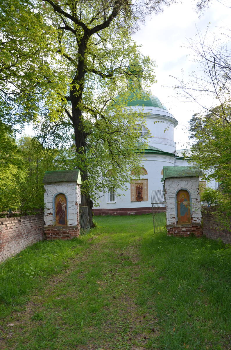 Церковь Троицы Живоначальной, Ершово (Белинский район, Пензенская область). дополнительная информация, Восточные ворота на прихрамовую территорию