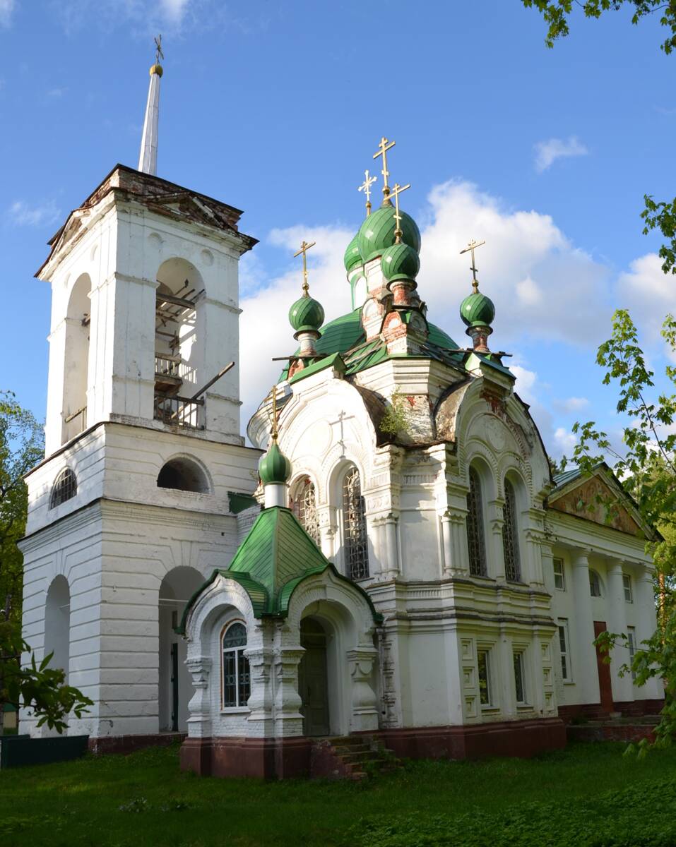 Церковь Троицы Живоначальной, Ершово (Белинский район, Пензенская область). фасады, На переднем плане - часовня-усыпальница