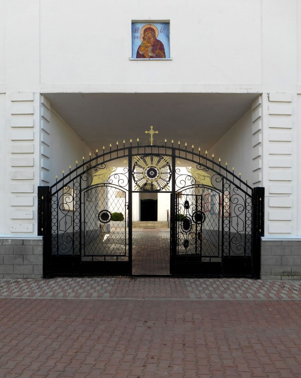 Церковь Михаила Архангела, Вёшенская (Шолоховский район, Ростовская область). архитектурные детали, Ворота на входе и надвратная икона