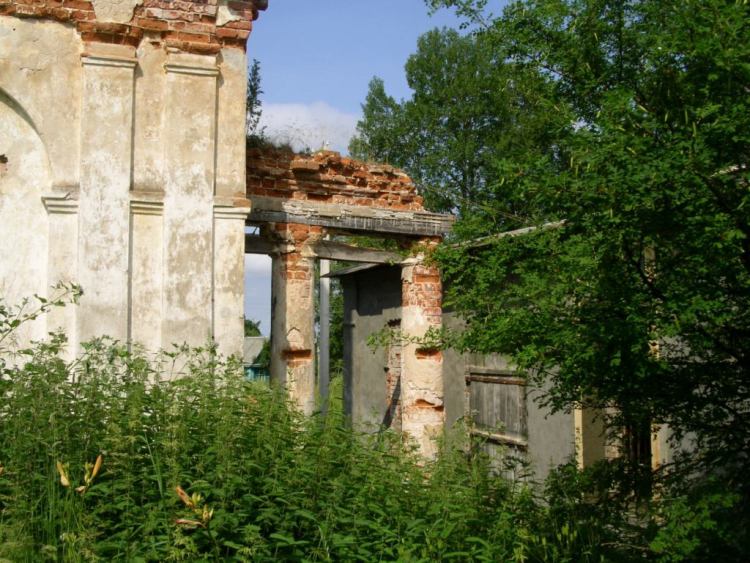 Церковь Троицы Живоначальной, Татево (Оленинский район, Тверская область). архитектурные детали, восточный колонный портал нижнего яруса колокольни